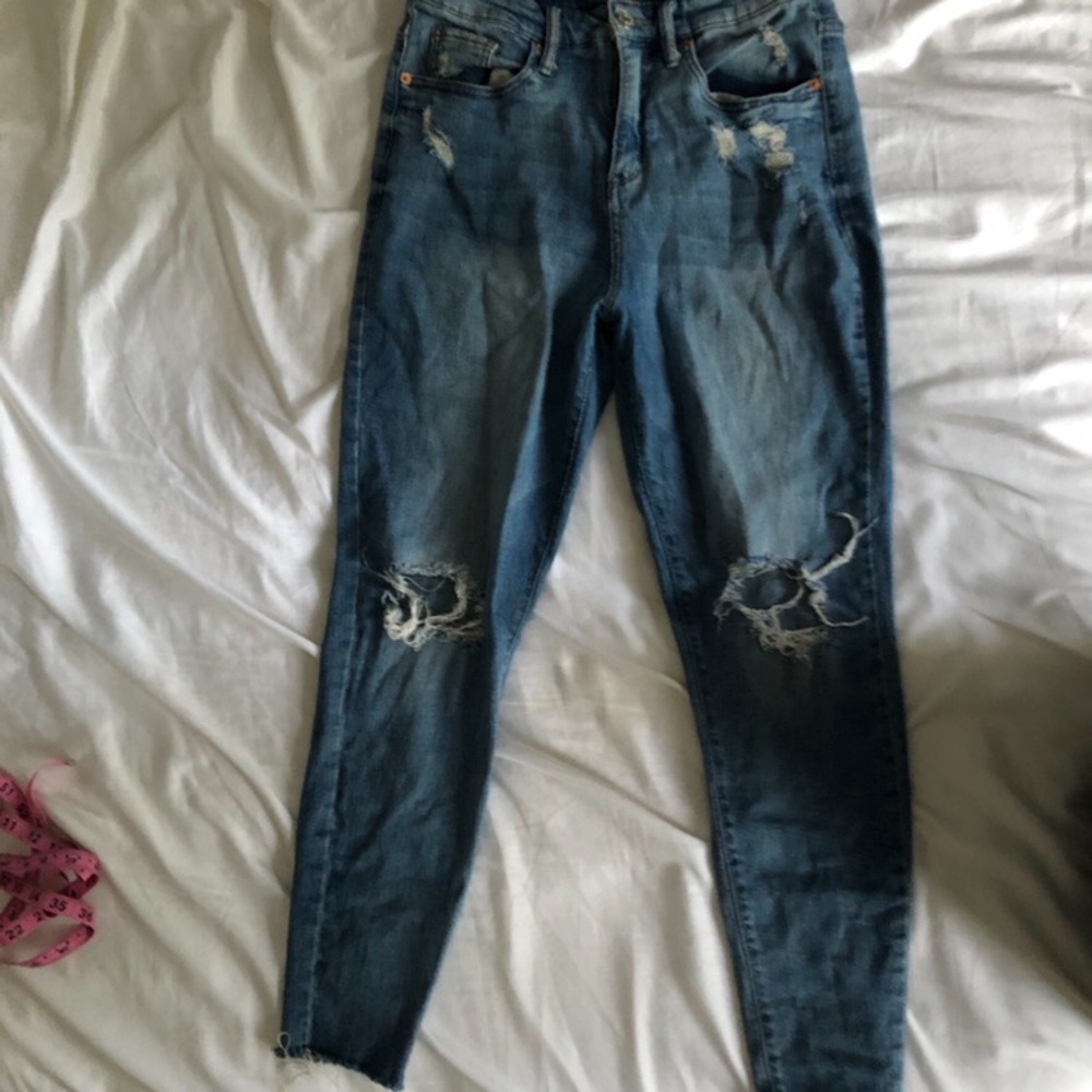 Distressed high waist jeans